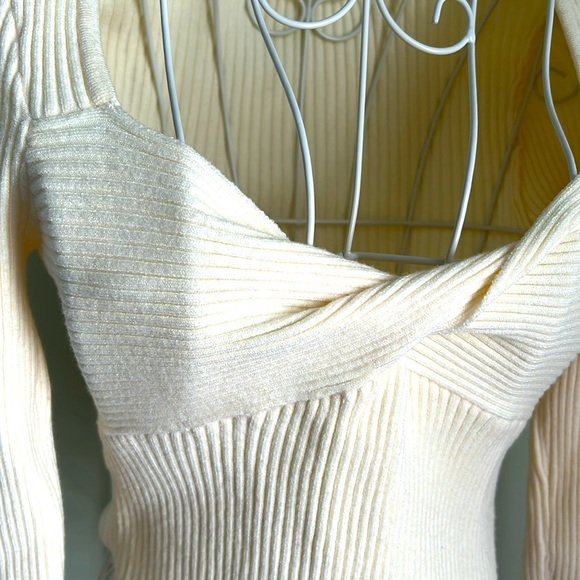 Chic Cream Ribbed Knit Blouse - Picture 3 of 7